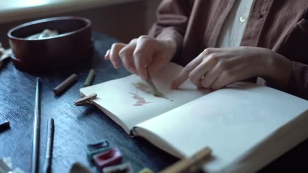 Kunstschaffender Prozess Großaufnahme Einer Künstlerin Mit Weicher Pastellkreide Die Skizzenbuch — Stockvideo