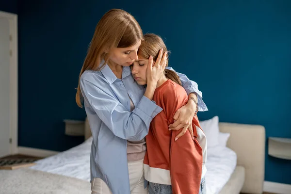 Madre Cariñosa Comprensiva Abrazando Hija Adolescente Disgustada Mujer Apoyando Madre —  Fotos de Stock