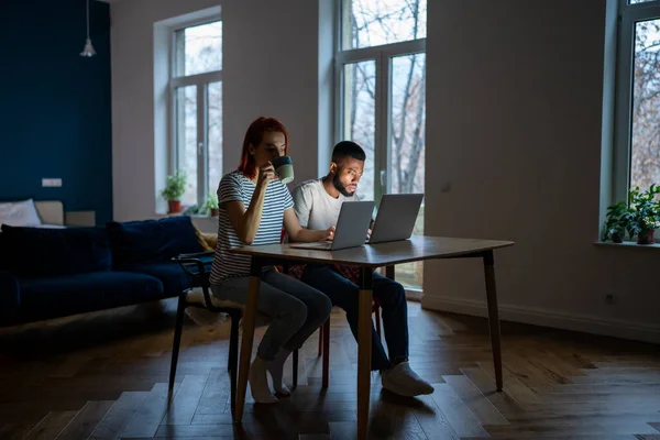 Ein Junges Freiberufliches Paar Sitzt Tisch Wohnzimmer Und Arbeitet Von — Stockfoto
