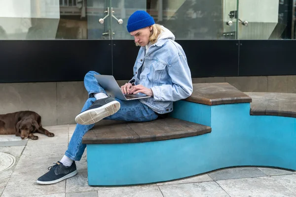 Bezstarostný Člověk Volné Noze Pracuje Notebooku Sedí Lavičce Ulici Městském — Stock fotografie