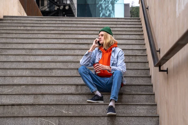Elinde Kahve Fincanı Olan Şık Bir Adam Merdivenlerde Oturup Şehir — Stok fotoğraf