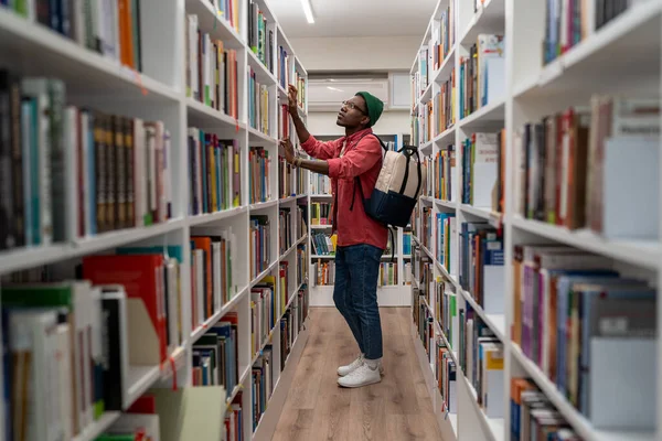 Задумчивый Чернокожий Студент Ищет Материалы Образовательных Исследований Библиотеке Колледжа Молодой — стоковое фото