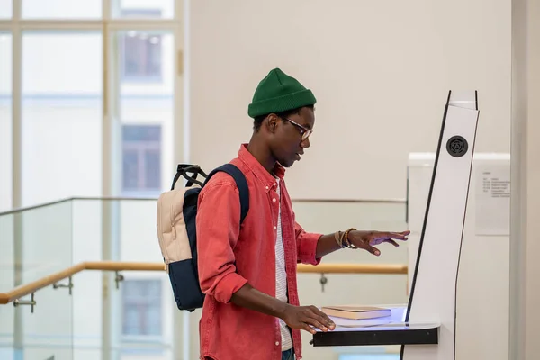 Studente Africano Che Utilizza Terminale Elettronico Self Service Pagare Merci — Foto Stock