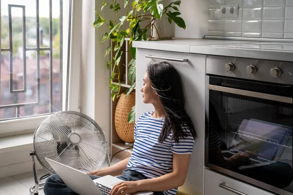 Überhitzung Hause Unbekümmerte Asiatin Sitzt Mit Laptop Auf Dem Schoß — Stockfoto