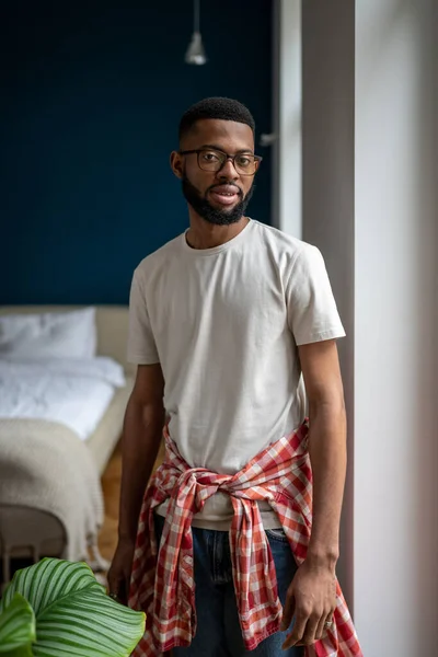 Häusliches Porträt Eines Bärtigen Afroamerikaners Mit Brille Der Stilvoll Lässig — Stockfoto