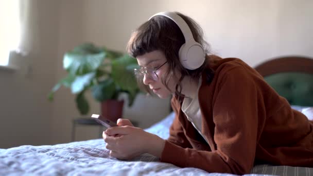 Χαλαρός Έφηβος Κορίτσι Λάτρης Της Μουσικής Ακούγοντας Μουσική Ακουστικά Που — Αρχείο Βίντεο