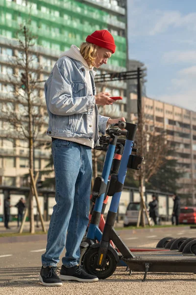 Intéressé Gars Confus Essaie Activer Location Scooter Électrique Sur Rue — Photo