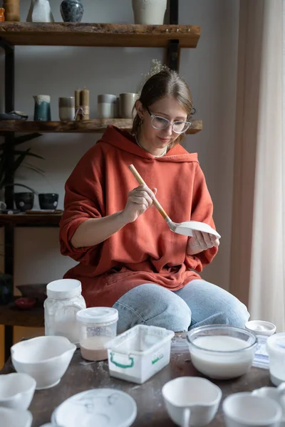 Творчески Порадовала Женщина Нанеся Защитный Раствор Кистью Глиняную Посуду Готовящую — стоковое фото