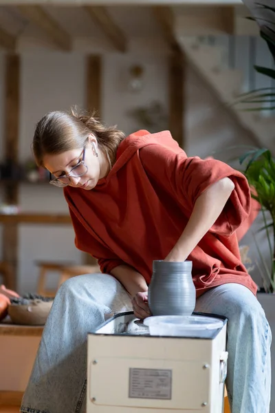 Creative Artisan Woman Teacher Ceramic Courses Shaping Jug Sits Potters — Stock Photo, Image