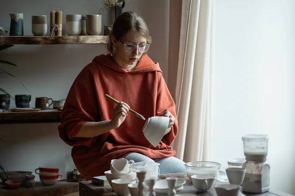 Tänksam Kvinna Konstnär Lackering Keramik Gjord Naturlig Lera Skapa Porslin — Stockfoto