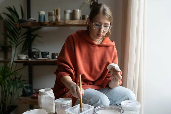 Profesyonel Çömlekçi Kadın Antika Porselen Çanak Çömleği Geri Getiriyor Boyalı — Stok fotoğraf