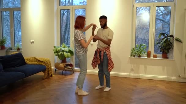 Szerető Romantikus Változatos Többnemzetiségű Pár Táncol Kedvenc Zene Nappaliban Együtt — Stock videók