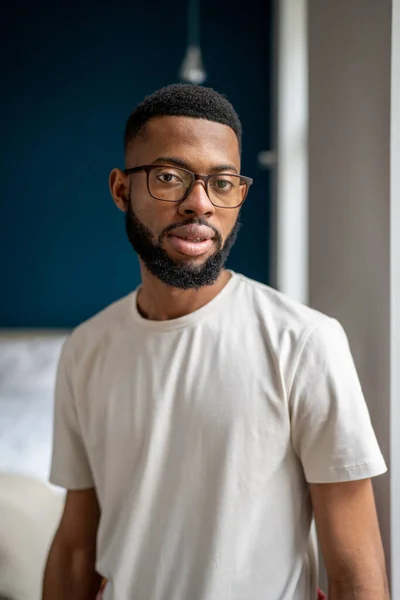 Vertikale Aufnahme Eines Ernsten Schwarzen Millennial Mannes Mit Einfachem Shirt — Stockfoto
