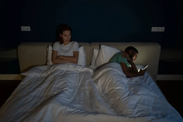 Αδιάφορος Σύζυγος Χρησιμοποιεί Smartphone Αγνοώντας Την Δυστυχισμένη Σύζυγο Ξαπλωμένη Στο — Φωτογραφία Αρχείου
