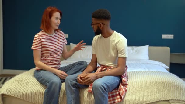 사랑많은 부부는 침대에 웃으면서 소식을 나눕니다 행복하게 아프리카 미국인 남자가 — 비디오