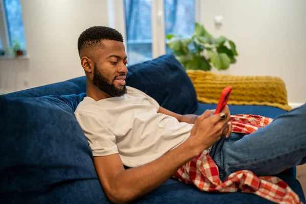 Entspannt Sitzt Der Afrikanisch Amerikanische Lächelnde Mann Auf Der Couch — Stockfoto