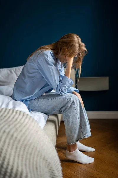 Ongelukkige Eenzaamheid Vrouw Verloren Gedachten Zitten Bed Met Hand Hand — Stockfoto
