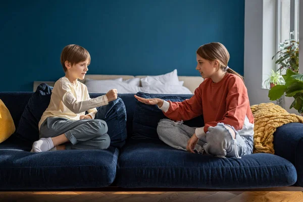 Zwei Jungen Und Mädchen Freunde Spielen Rock Paper Scissors Handspiel — Stockfoto