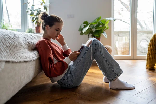 Puberťáci Kyberšikana Rozrušený Dospívající Dívka Sedí Podlaze Postele Pomocí Smartphone — Stock fotografie