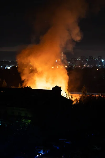 Пожар Ночью Городе Оранжевое Пламя Сильный Дым Выливаются Горящего Поврежденного — стоковое фото