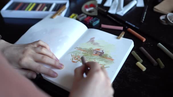 Nahaufnahme Einer Künstlerin Die Mit Weichen Pastellkreiden Skizzenbuch Malt Einer — Stockvideo
