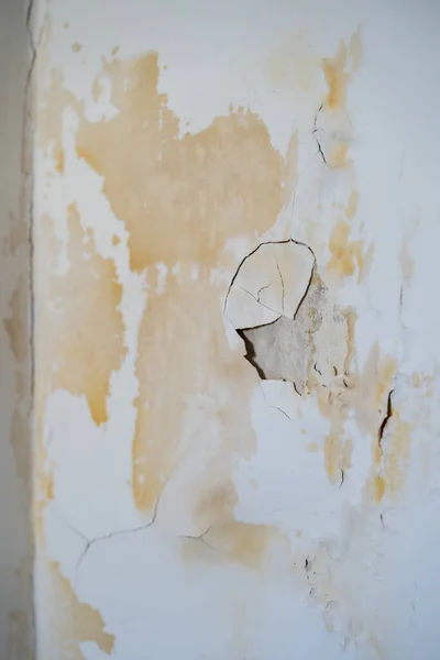 Mur Endommagé Avec Peinture Écaillée Plâtre Dans Des Traces Fuite — Photo