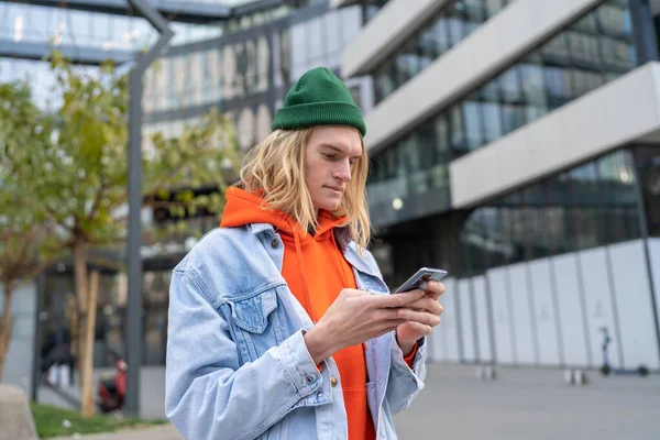 Millennial Hipster Chlap Blond Vlasy Procházení Internetu Mobilním Telefonu Stojí — Stock fotografie