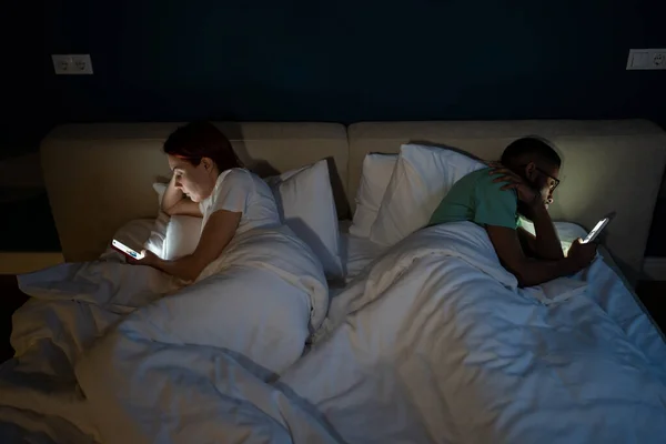 Διαφορετικό Ζευγάρι Στο Κρεβάτι Smartphones Σύζυγος Σύζυγος Γύρισε Μακριά Από — Φωτογραφία Αρχείου