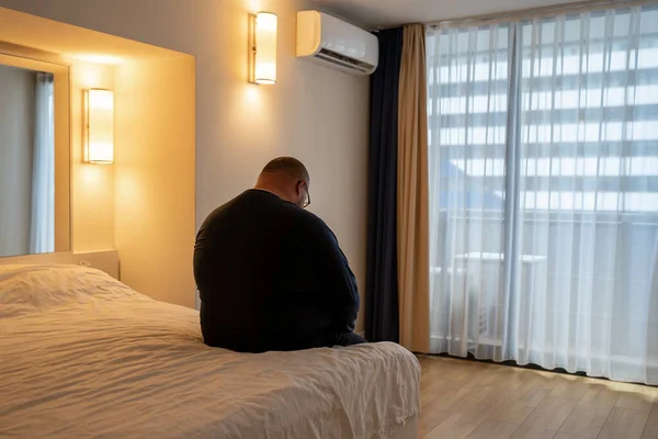 Hombre Obesidad Tristemente Sentado Cama Vacaciones Hotel Solo Sin Amigos —  Fotos de Stock