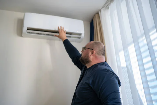 Man Checking Working Air Conditioner Touching Air Hand Summer Hot — Stock Photo, Image