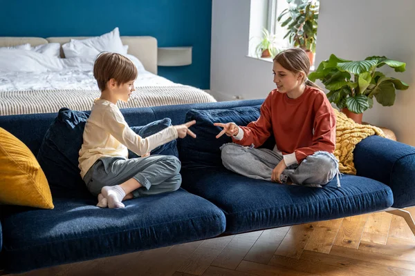 Healthy Sibling Relationships Playful Children Brother Sister Sitting Sofa Playing — Stock Photo, Image