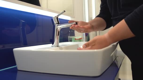 Man Tvättar Händerna Med Tvål Badrum Med Trasig Kran Eller — Stockvideo