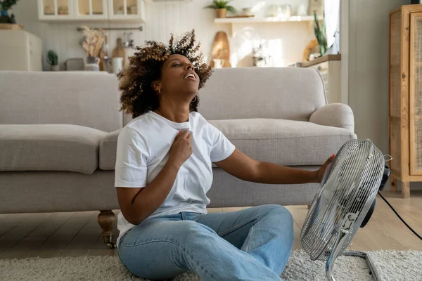 Sommerhitze Junge Afroamerikanerin Die Sich Hause Mit Einem Ventilator Abkühlt — Stockfoto