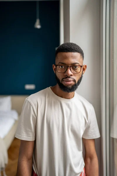 Seriöser Schwarzer Millennial Typ Mit Einfachem Shirt Und Brille Der — Stockfoto