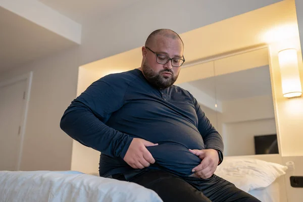 Frustrated Dikke Man Zitten Thuis Bed Houden Maag Lijden Overgewicht — Stockfoto