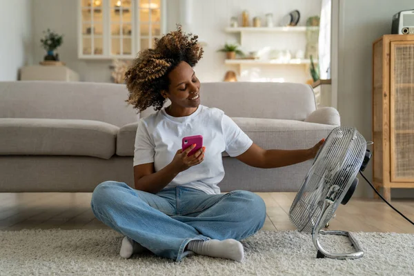 Sommerhitze Hause Fröhliche Lockige Afroamerikanerin Sitzt Mit Smartphone Auf Dem — Stockfoto