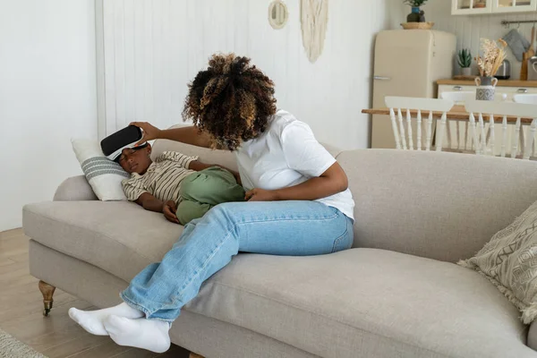 Maman Enlève Casque Réalité Virtuelle Adolescent Accro Assis Sur Canapé — Photo