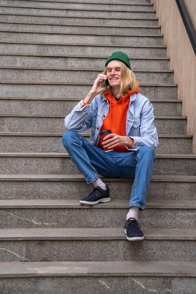 Chico Hipster Feliz Hablando Por Teléfono Con Amigo Bebiendo Tomar — Foto de Stock
