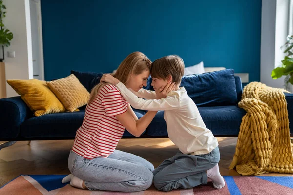 Efektivní Empatická Starostlivá Matka Dospívající Syn Objímají Společně Sedět Podlaze — Stock fotografie