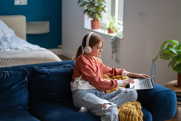 Teen Girl Studying Listening Online Class Headphones Laptop Sitting Sofa — Stock Photo, Image