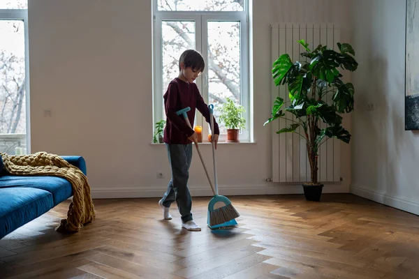 Genç Çocuk Oturma Odasının Yerlerini Temizliyor Süpürgeyle Çöpleri Temizliyor Gençler — Stok fotoğraf