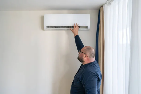 Man Checking Working Air Conditioner Touching Air Hand Summer Hot — Stock Photo, Image
