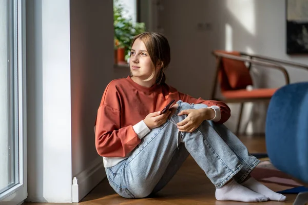 Ein Aufgewecktes Teenager Mädchen Sitzt Auf Dem Boden Und Blickt — Stockfoto
