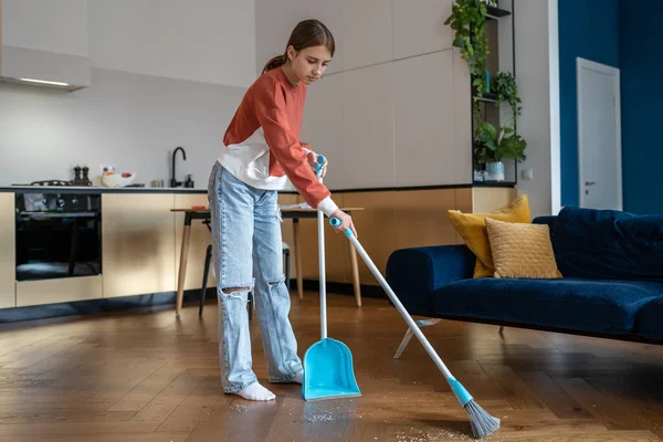 Huisvrouw Tiener Meisje Doet Klusjes Schoonmaken Vloer Keuken Vegen Afval — Stockfoto