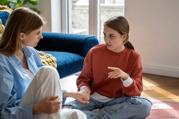 Comprensión Madre Con Hija Hablando Discutiendo Las Dificultades Relación Sentado —  Fotos de Stock