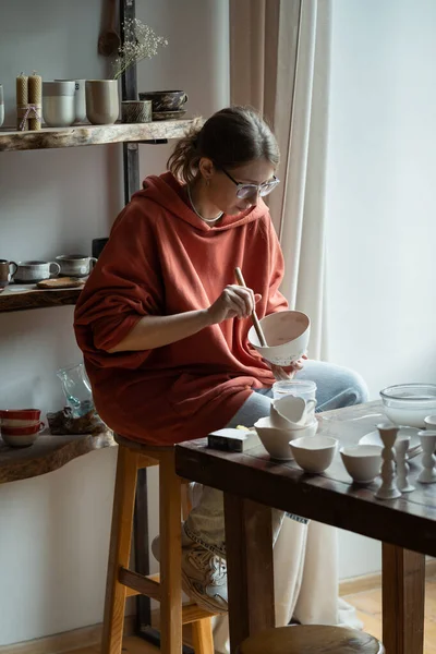 Donna Concentrata Siede Lavori Laboratorio Ceramica Sulla Fabbricazione Stoviglie Argilla — Foto Stock