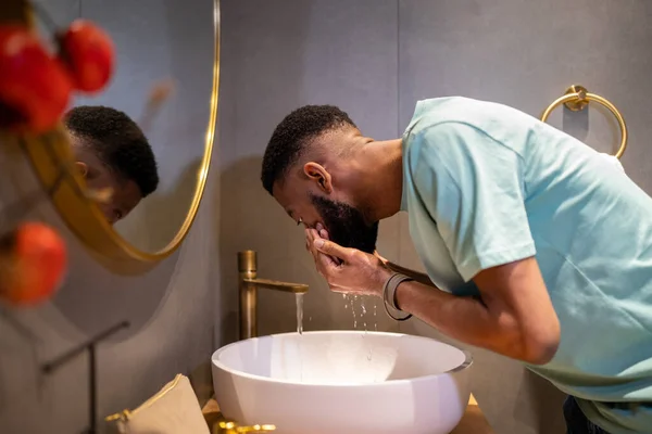 Hautpflege Für Männer Seitenansicht Eines Afroamerikanischen Millennial Typen Der Morgens — Stockfoto