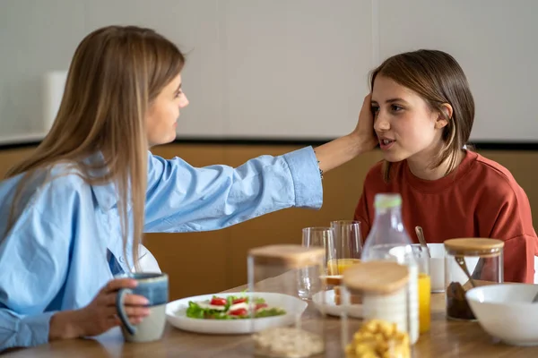 Family Breakfast Caring Mother Gentle Touch Head Daughter Talk Day — Stock Photo, Image