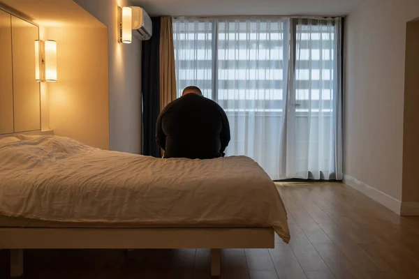 Грустный Жирный Одинокий Мужчина Сидящий Кровати Отеле Страдающий Развода Думающий — стоковое фото
