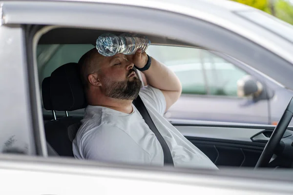 Overgewicht Man Rijdt Auto Met Gebroken Airco Bij Warm Zomerweer — Stockfoto